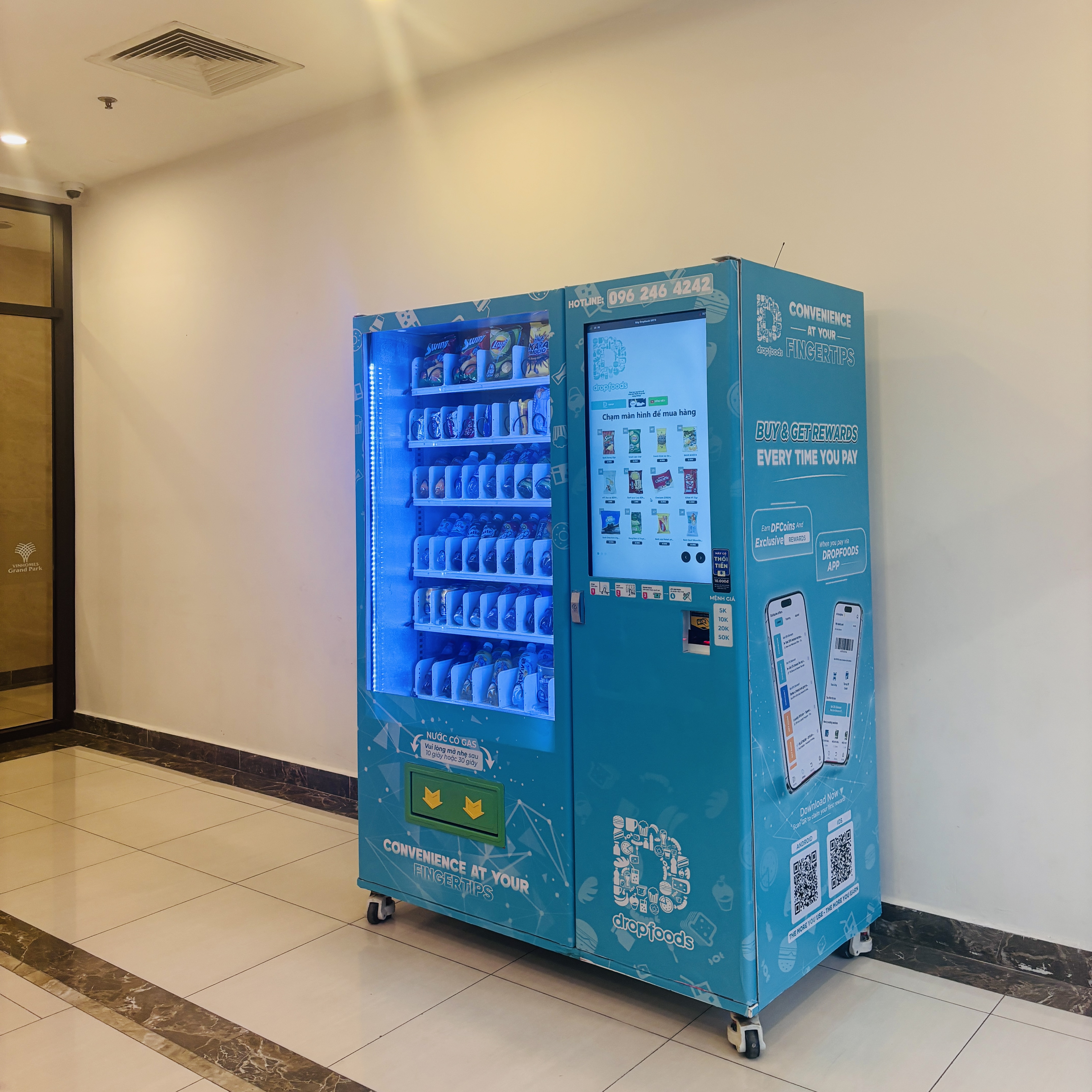 Dropfoods smart vending machine at Vinhomes Grand Park S1
