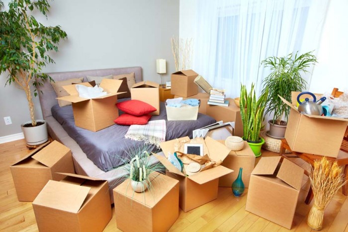 Merapikan Barang di Kamar