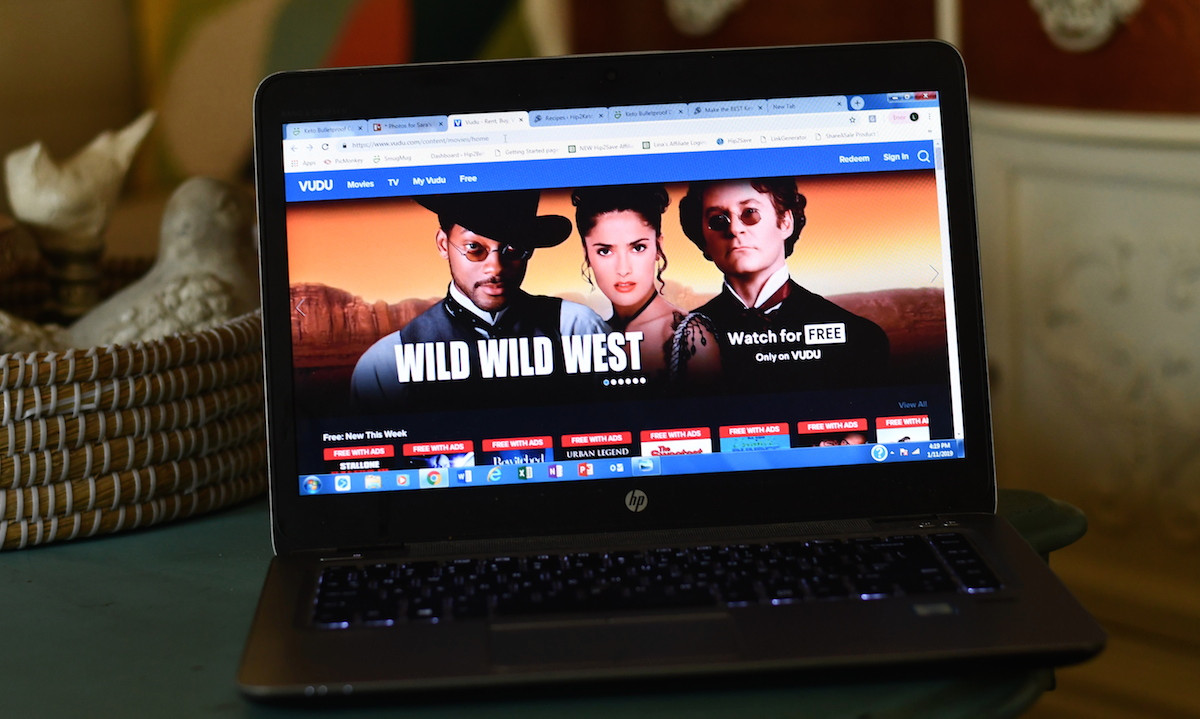 Menonton Bioskop di Laptop