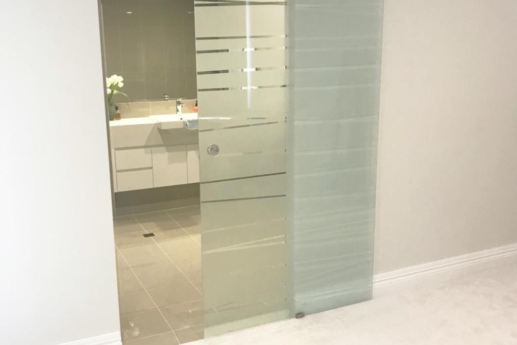 Pintu kamar mandi