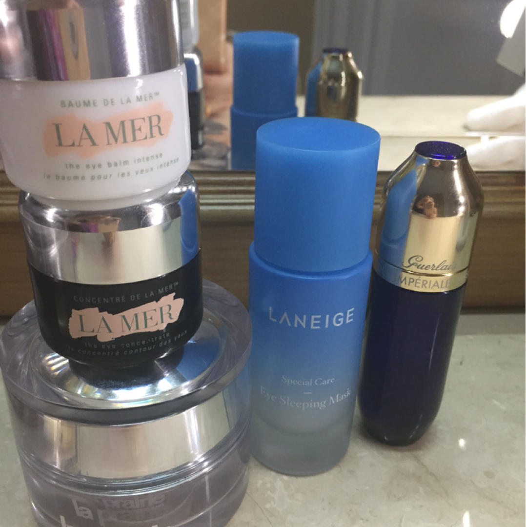 Porno BDSM tikish Striptiz klubining kiyinish xonasida porno suratlar