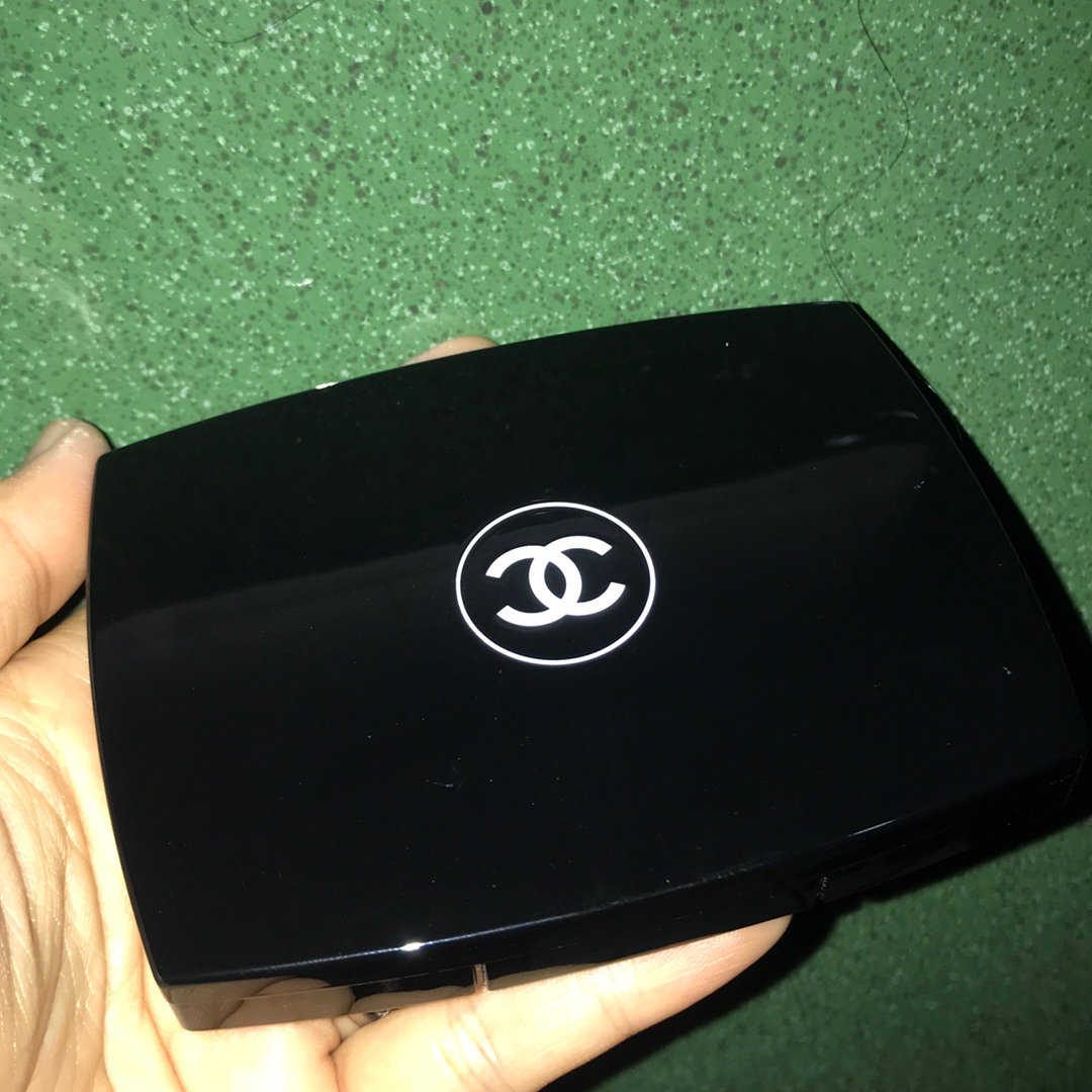 CHANEL VITALUMIÈRE COMPACT DOUCEUR 40 Chanel Vitalumière Compact Douceur - Beauty Review