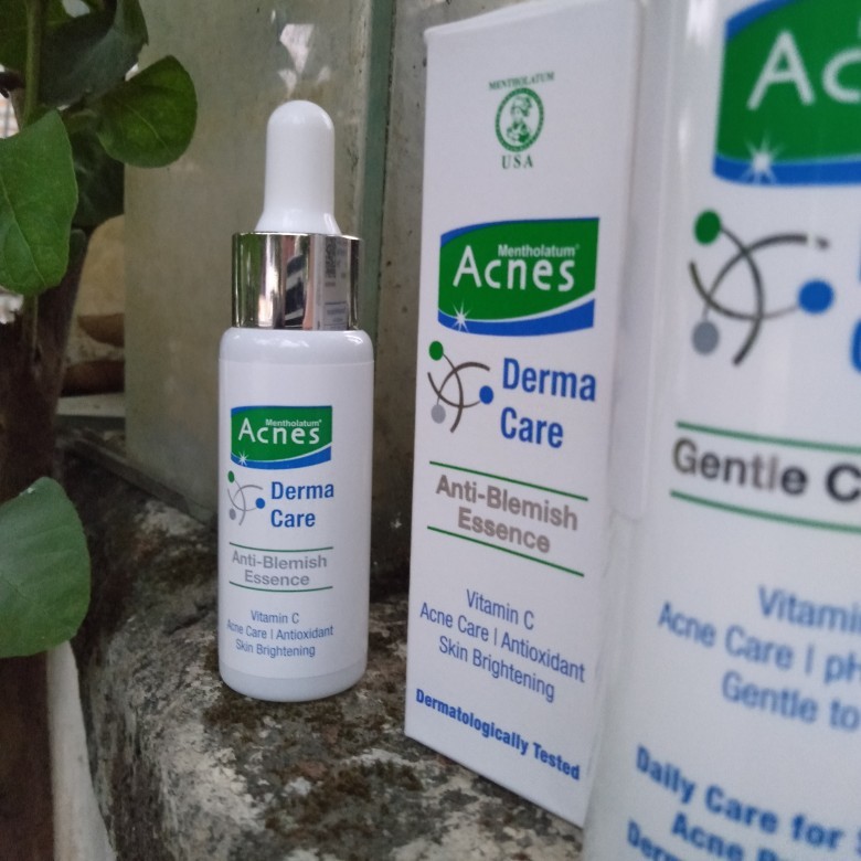 acnes derma care anti blemish essence
