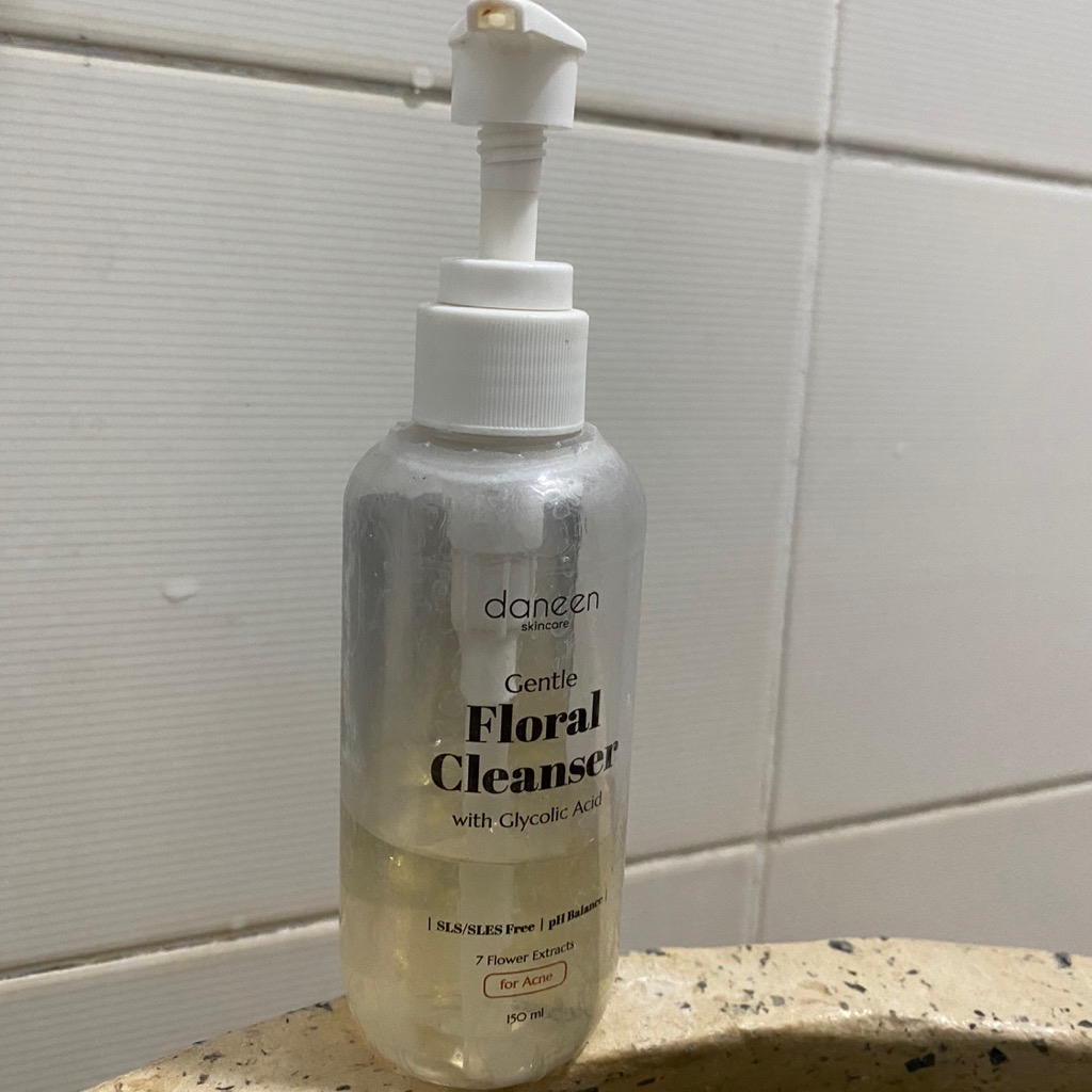 Daneen Gentle Floral Cleanser with Glycolic Acid for Acne imgfdn-62125e5f-6064-4399-8c1b-80dfe7f510e8-2470473 1
