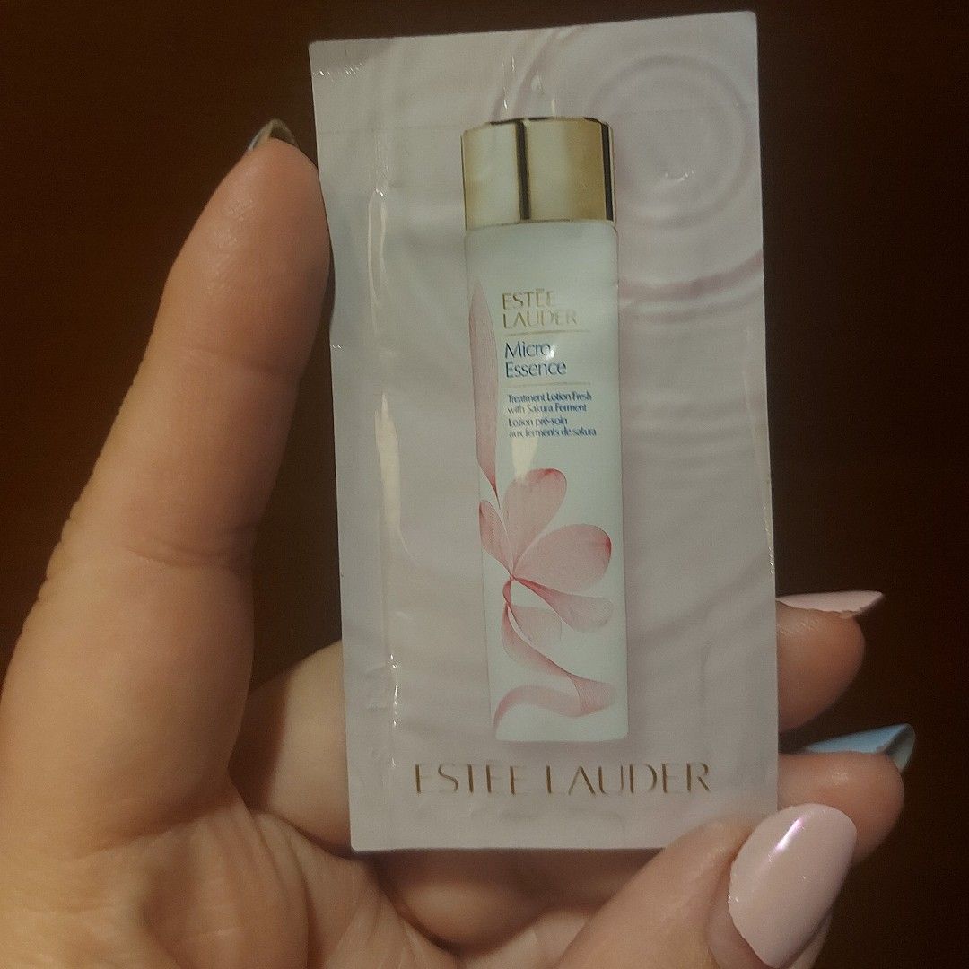 Estee Lauder Micro Essence Skin Activating Treatment Lotion Fresh with Sakura Ferment imgfdn-9578a7bb-d30a-4106-ae77-ea5fbd4cf4d3-2493833 1