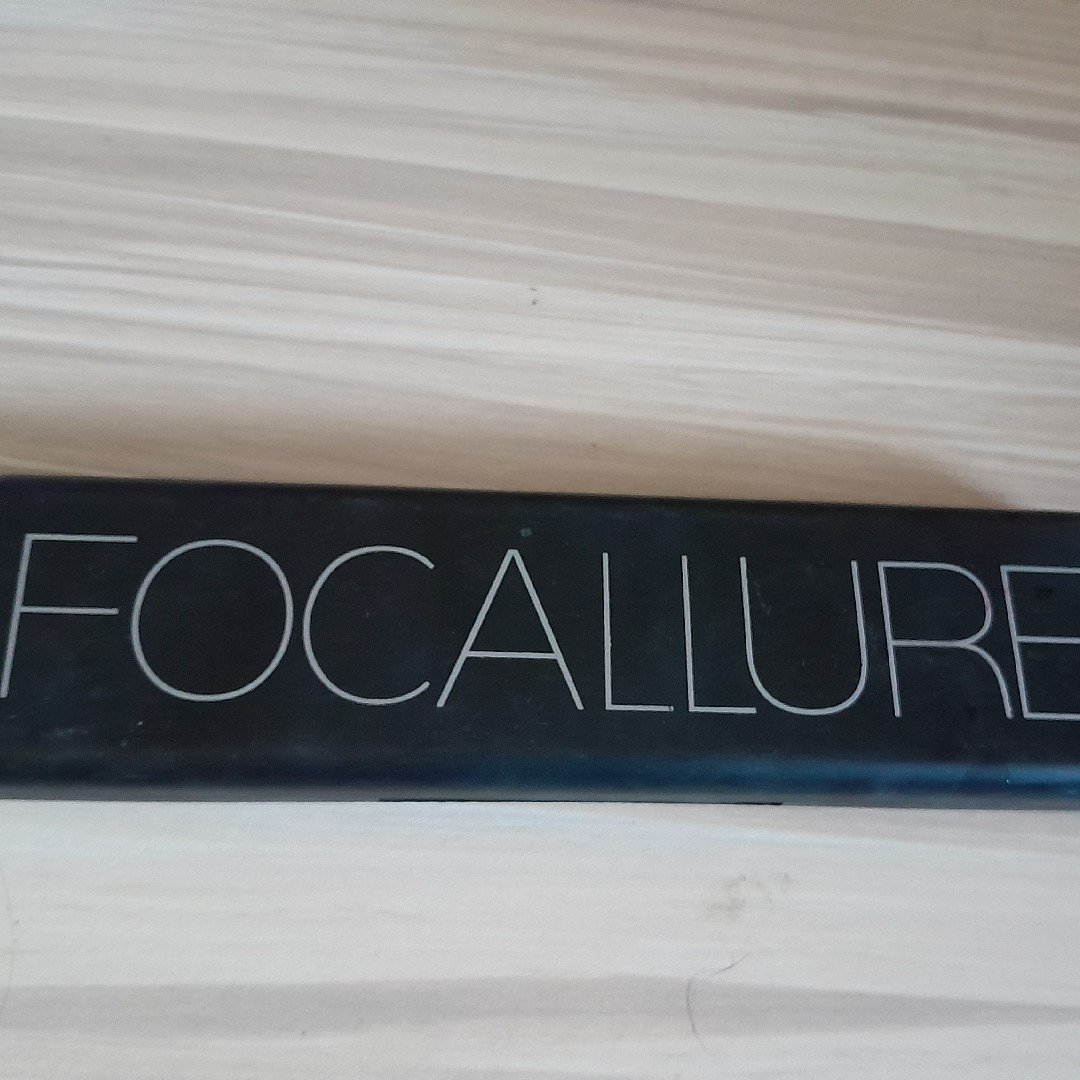 Focallure 10 Colors Eyeshadow Palette imgfdn-7e845e7b-4e34-48a1-9ec0-b0967ab3357a-2563484 1