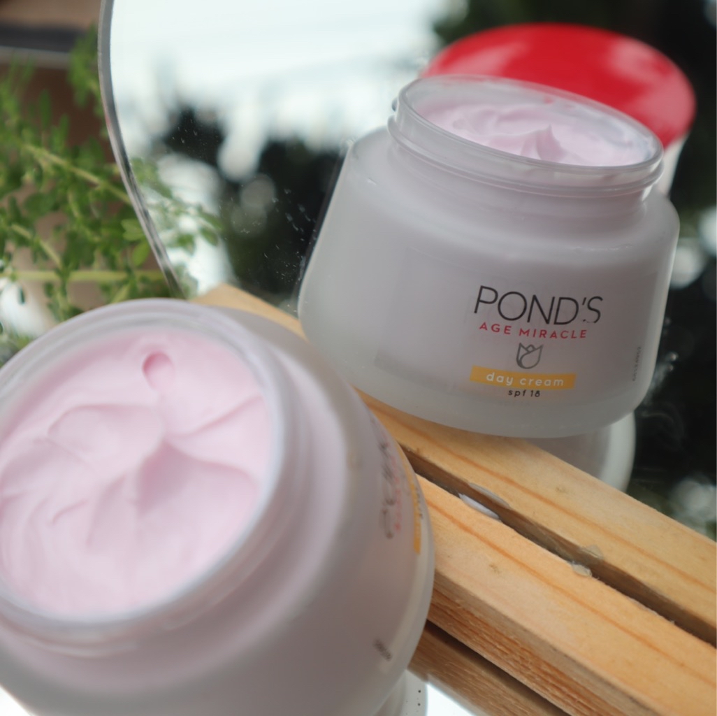 Pond's Age Miracle Youthful Glow Day Cream Moisturizer Beauty Review