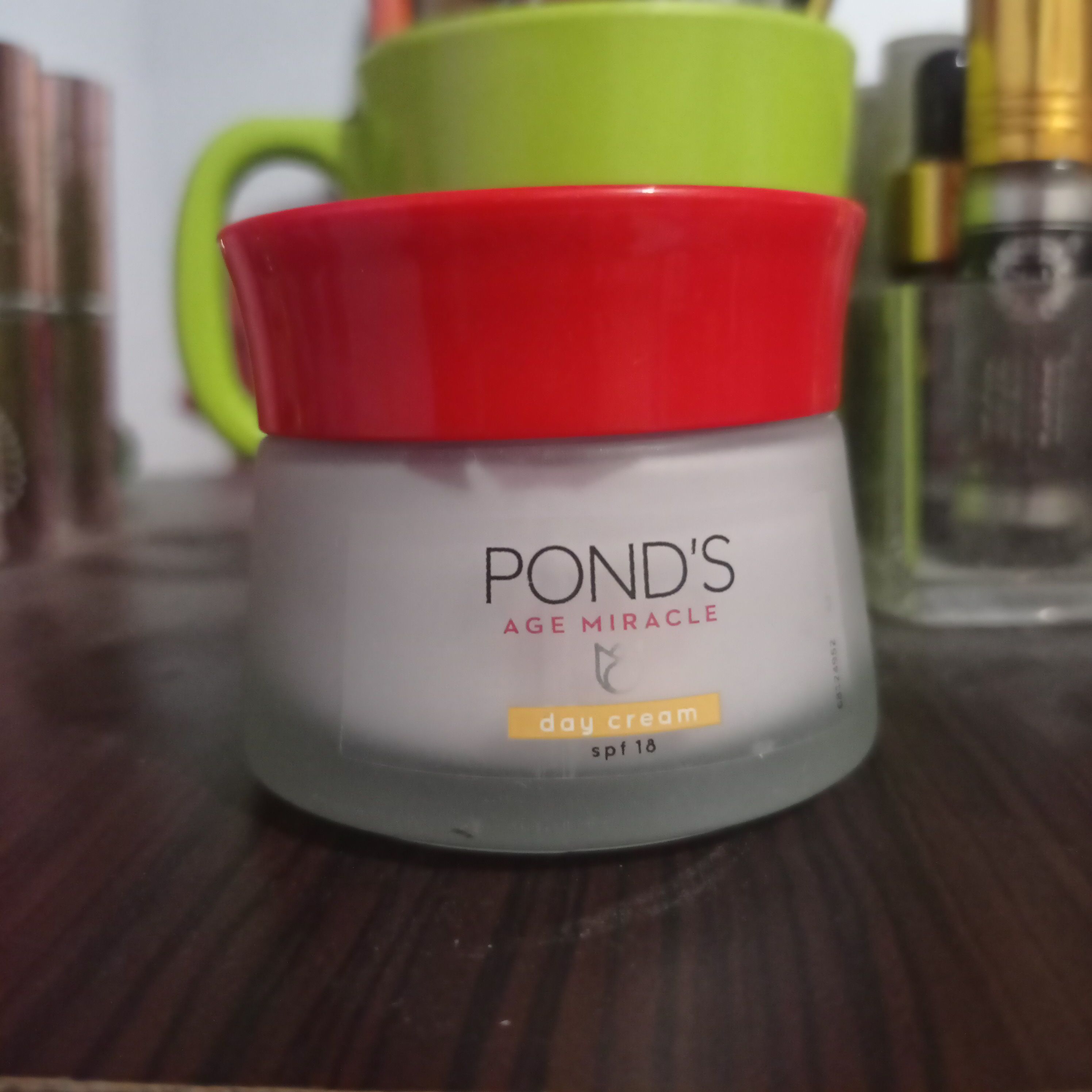 Pond's Age Miracle Youthful Glow Day Cream Moisturizer Beauty Review
