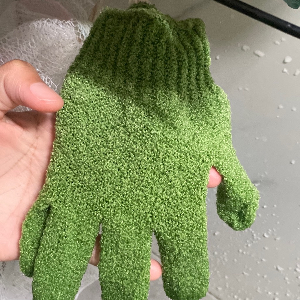 The Body Shop Bath Gloves imgfdn-8b871aa0-e59a-4bf6-bc7a-4b1404dfc388-2578700 1
