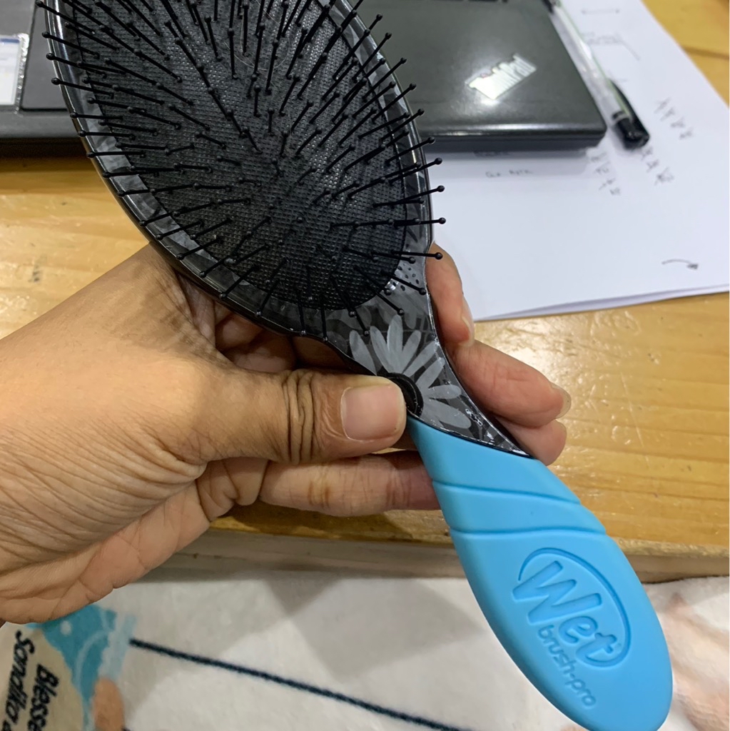 The Wet Brush Alice In Wonderland Pro Detangler imgfdn-72d9d43f-2f00-4d93-b880-f0d7629422f9-2453188 1