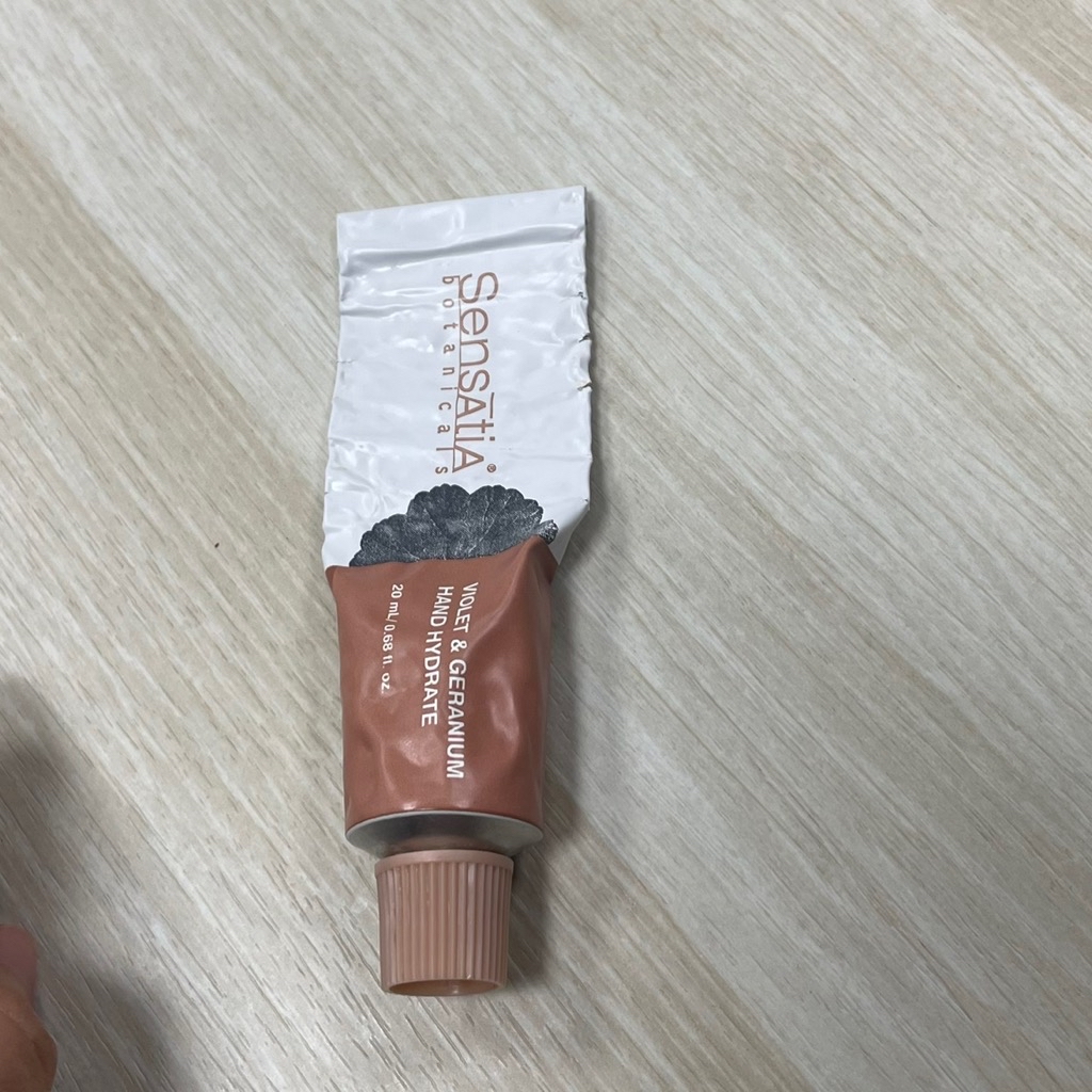 Violet and Geranium Hand Hydrate imgfdn-d4d7bbfe-35e7-4b9e-b850-a30a8537a016