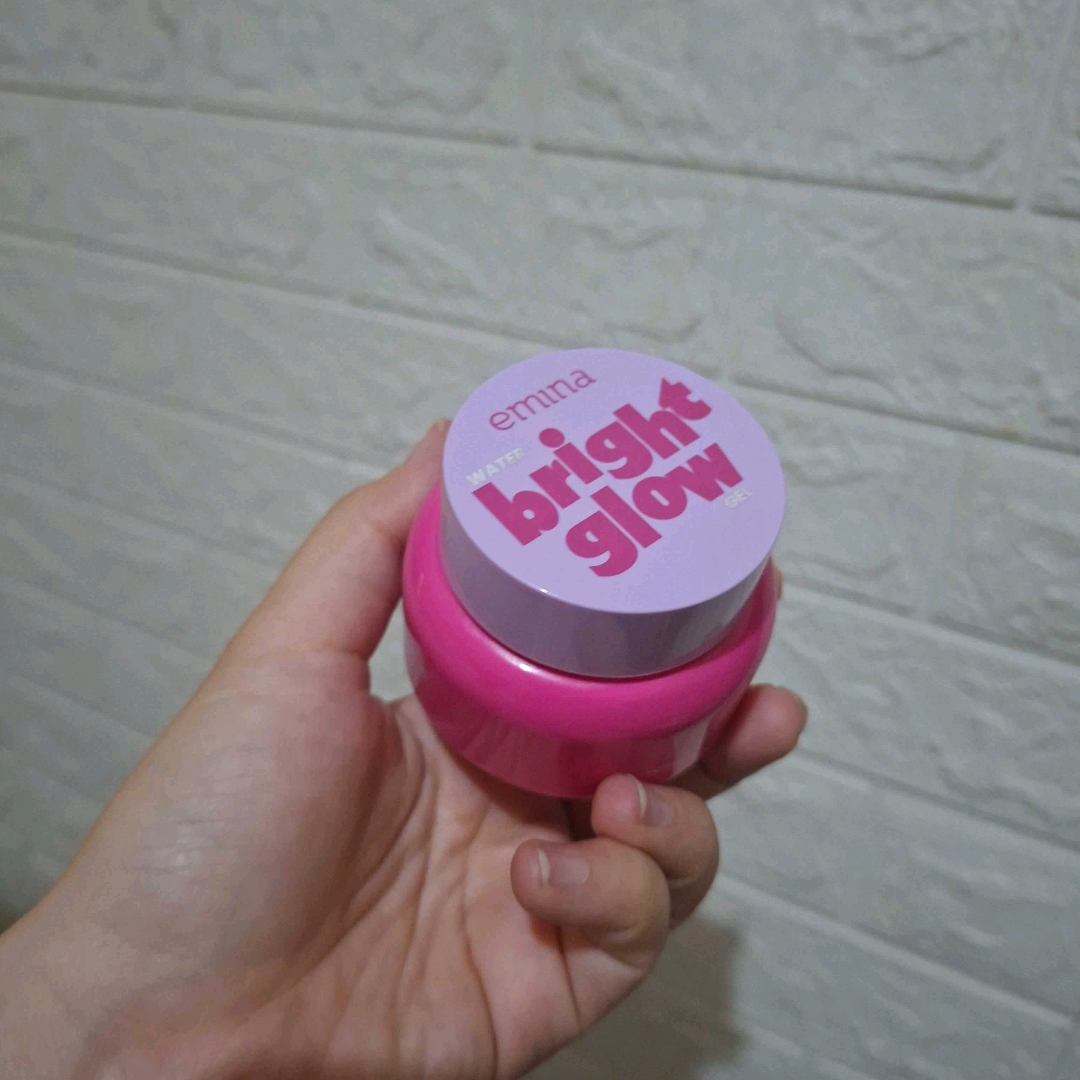 Water Bright Glow Gel Moisturizer imgfdn-58338450-26ce-4df4-b017-e37a0204be47