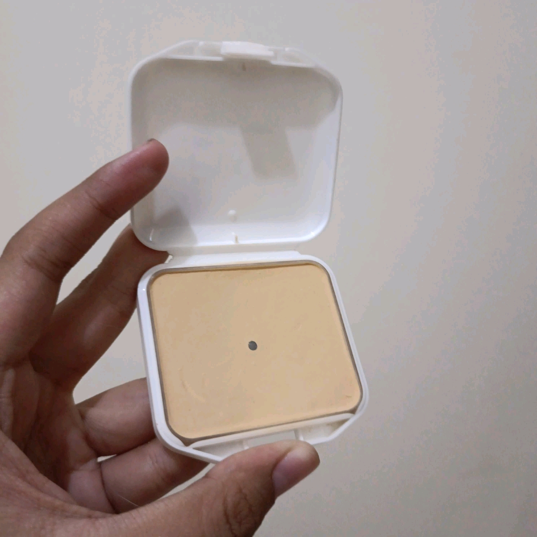 UV Whitening Two Way Cake Perfect Fit - Ivory imgfdn-95a1d721-caae-4895-a227-6cf5b20db8a0
