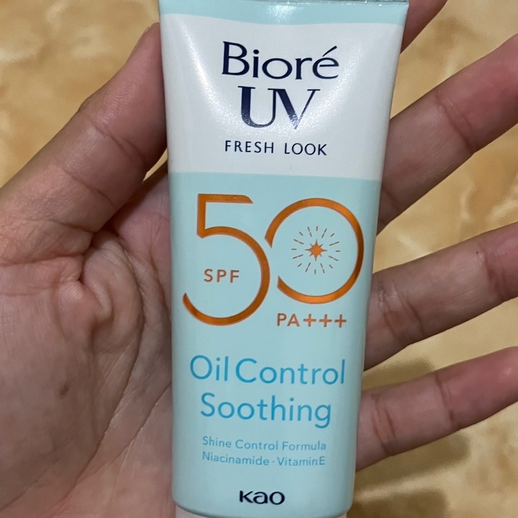 UV Fresh Look Oil Control Soothing SPF50 imgfdn-937d985a-3b64-4c1f-9dbf-083b911defc6