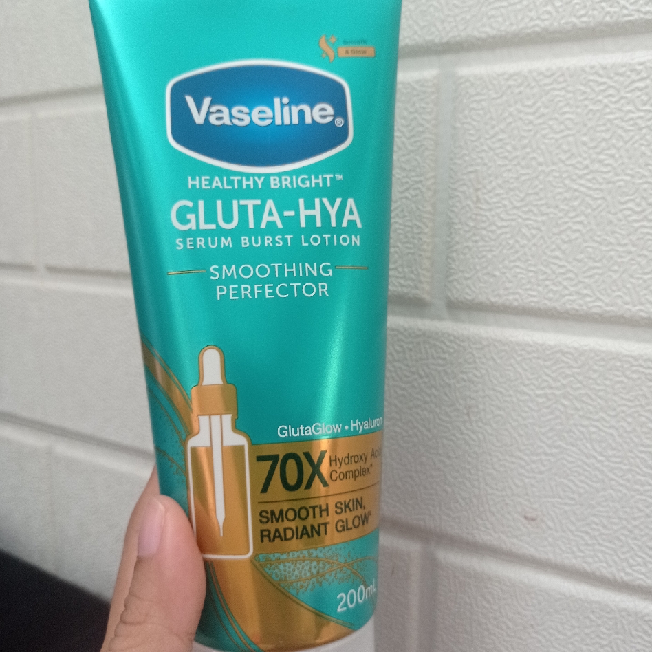 Healthy Bright Gluta-Hya Serum Burst Lotion - Smoothing Perfector imgfdn-fa019e8e-d6e7-439f-af8a-0ffbd7460d19