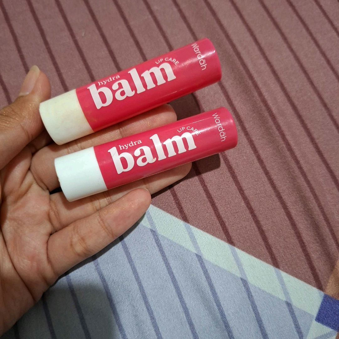 Everyday Fruity Sheer Lip Balm - Strawberry imgfdn-07424f17-9fc4-4cac-b682-4e8d493a1375