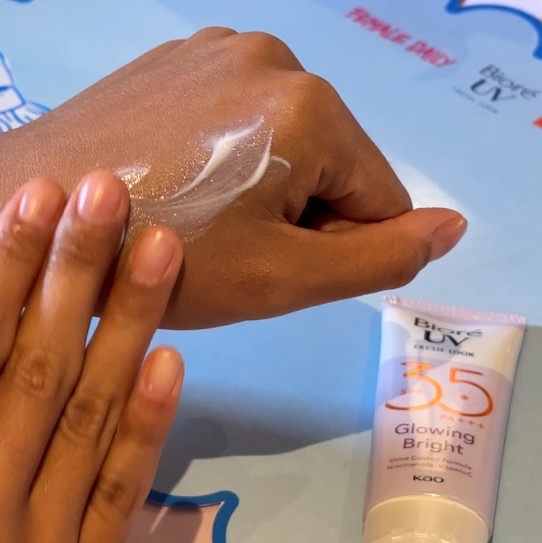 UV Fresh Look Glowing Bright SPF35 imgfdn-7b3b00a1-f82c-4108-9a5f-a2ab149e1845