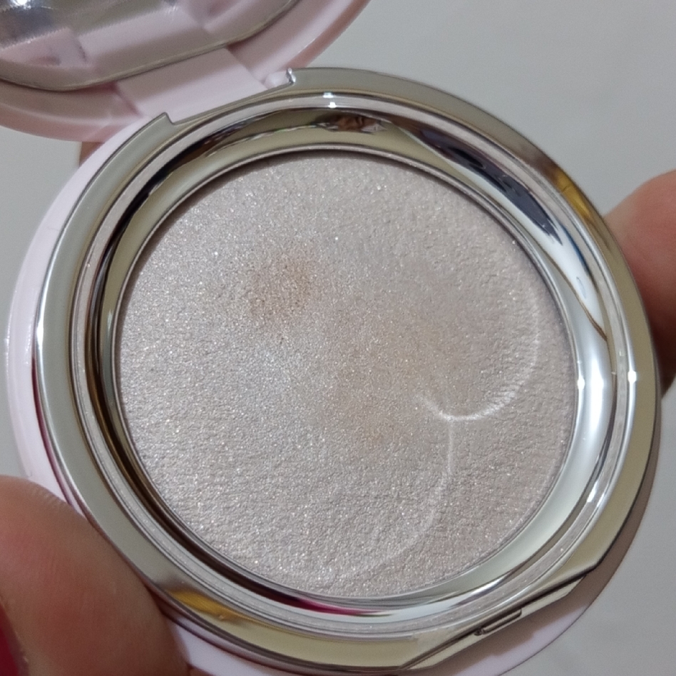 Strobing Highlighter - Venus imgfdn-81972537-905a-4794-8340-ddd2babca35c