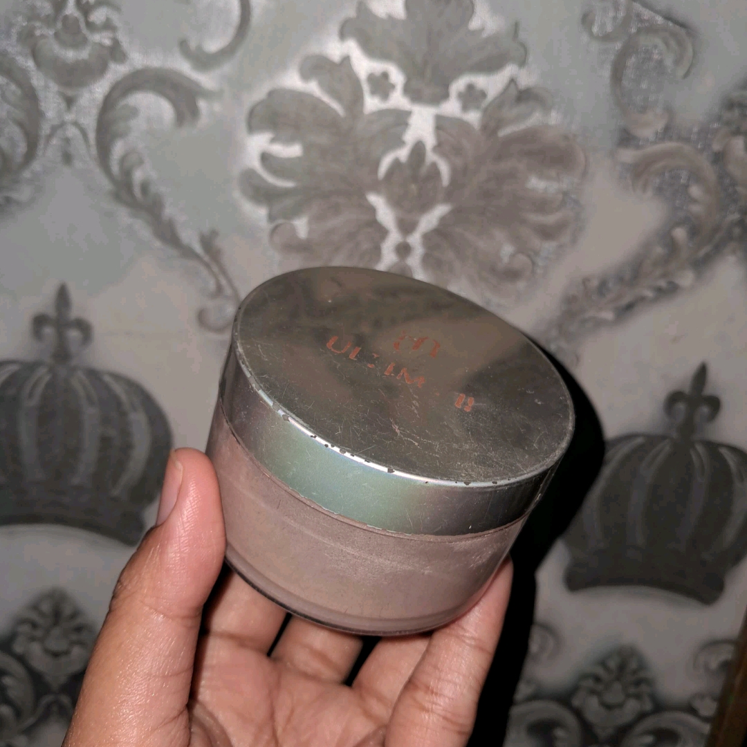 Delicate Translucent Face Powder With Moisturizer - Medium imgfdn-e592a424-b9b4-416b-91f0-b2b643731057
