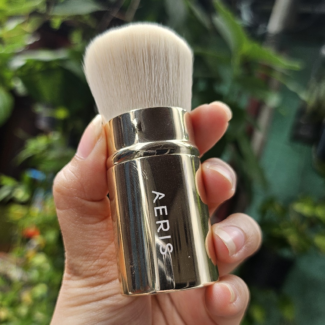 The Signature Retractable Brushes - Kabuki imgfdn-82425953-0bc8-4655-a6bd-983f9eb73003