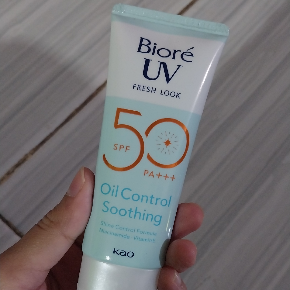 UV Fresh Look Oil Control Soothing SPF50 imgfdn-f13bc244-616b-45e8-bee9-566363e48a6a