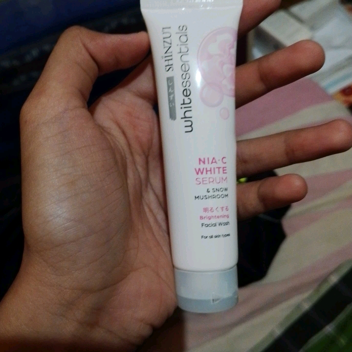 WHITEssentials Facial Wash imgfdn-21cfd015-09a4-48d8-8512-89221d2bc8d7