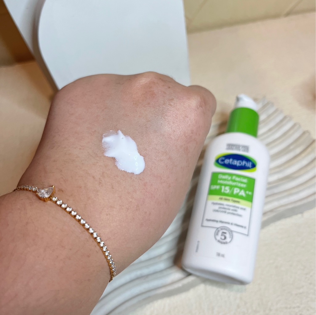 Daily Facial Moisturizer SPF15 imgfdn-d8af366c-13c6-4649-b836-d12015221bf7