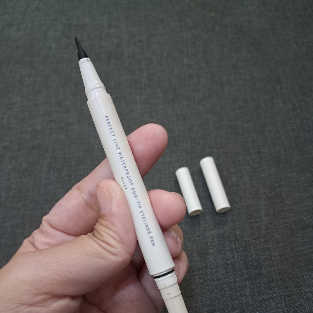 Perfect Line Waterproof Duo-Tip Eyeliner Pen - Black imgfdn-55760f28-168d-44f6-a1f8-61ce716c50a3