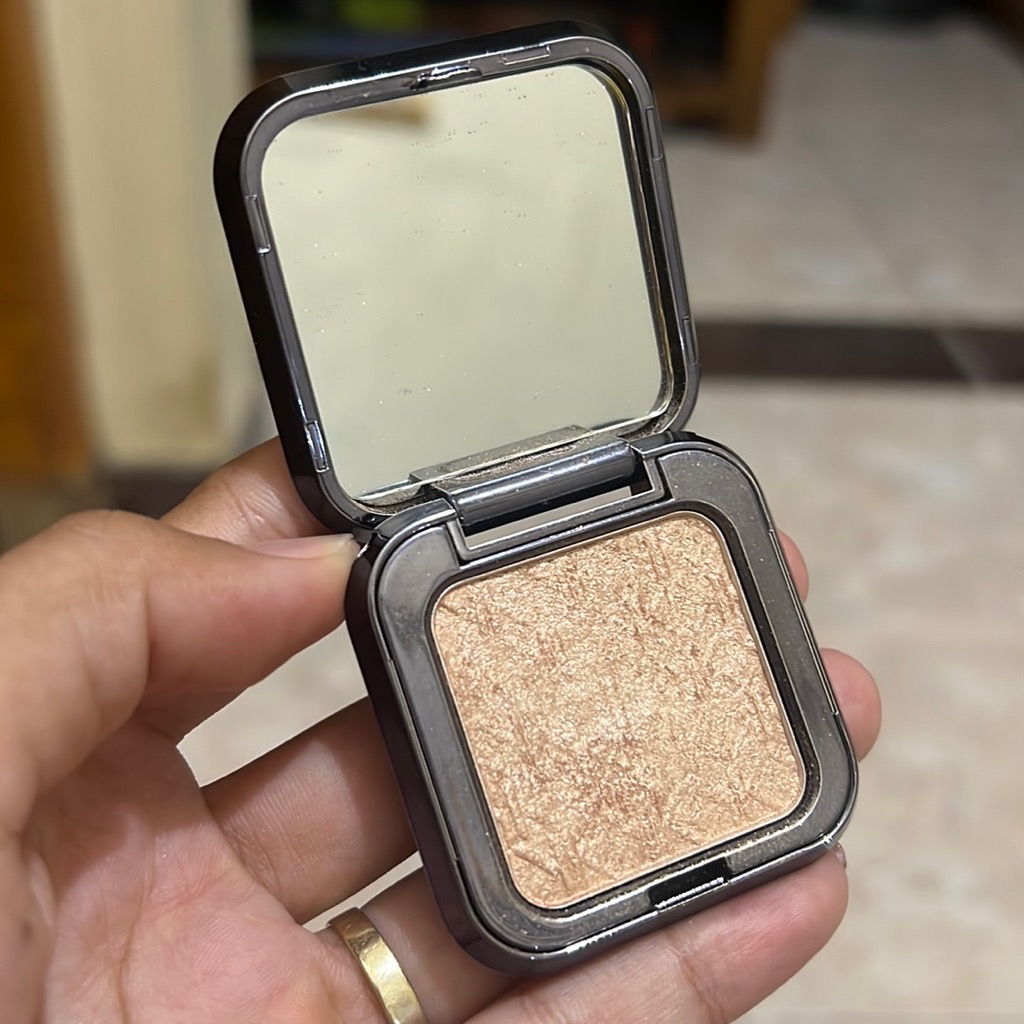 Iconic Glow Highlighter - Champagne Quartz imgfdn-697d1f33-57f9-4a2a-9e77-6a9e80d24f42