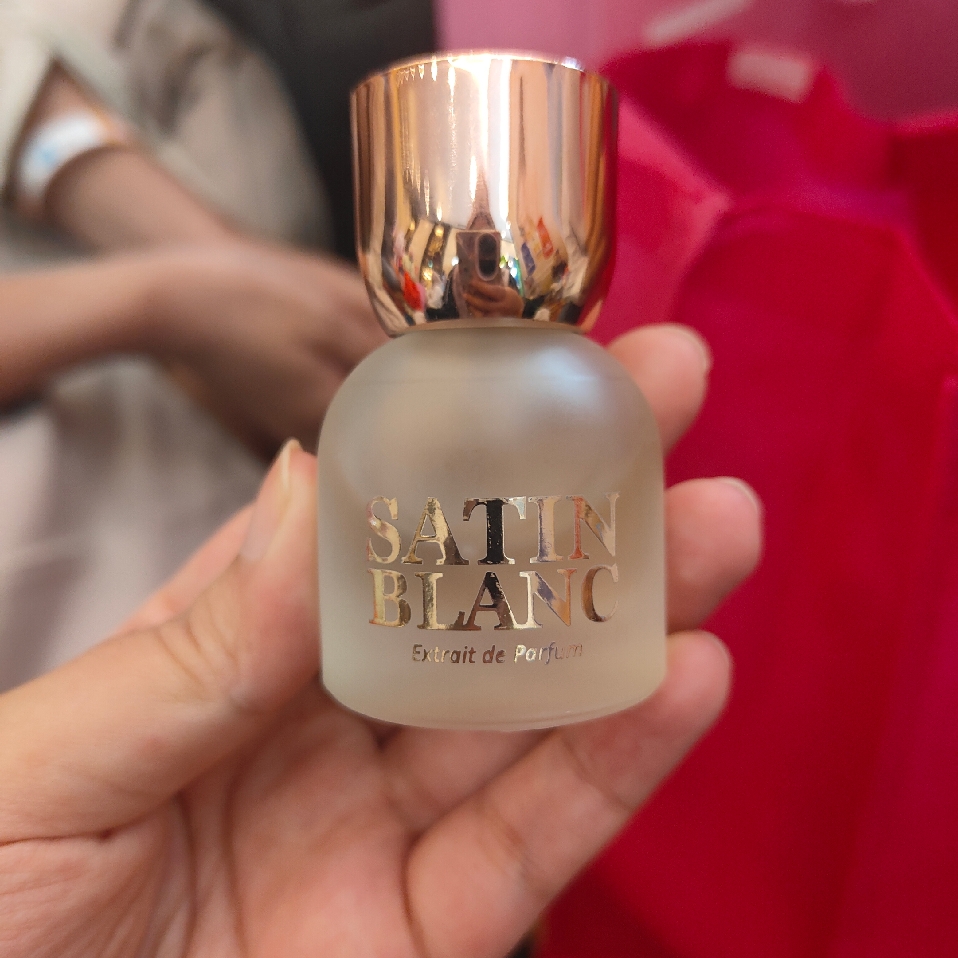 Satin Blanc Extrait De Parfum imgfdn-6f5cd736-9a53-4c58-a633-f00fd7284eb6