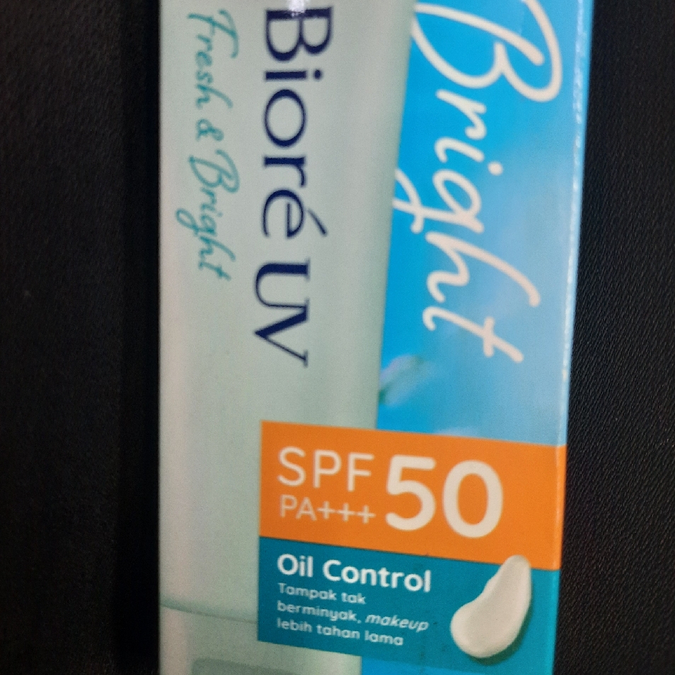 UV Fresh Look Oil Control Soothing SPF50 imgfdn-20851731-8e48-4b57-a6a8-334cc2d20586