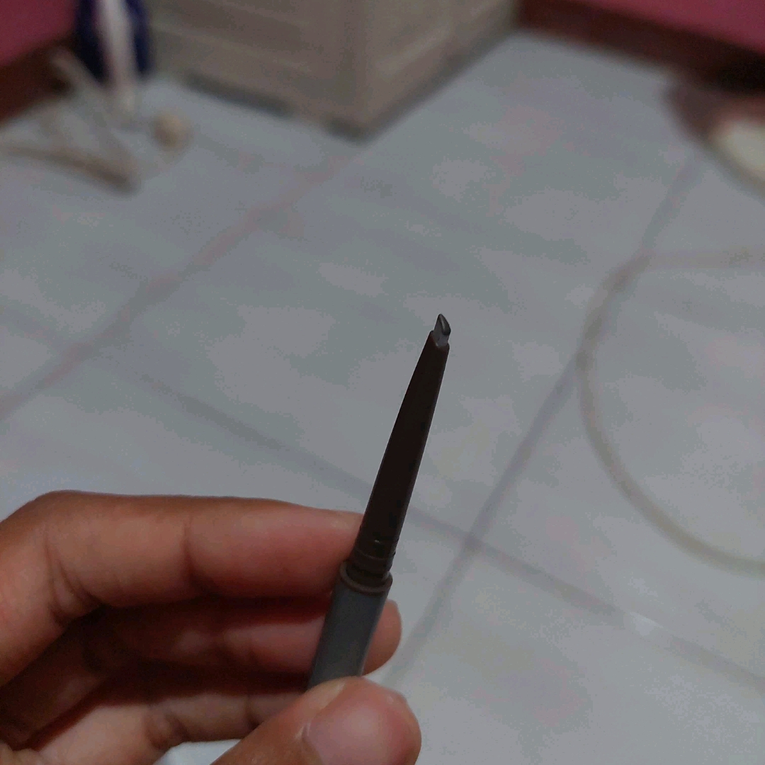 Natural Look Eyebrow Matic - Dark Brown imgfdn-68bf942f-cce8-4323-9661-12896b38b4b3