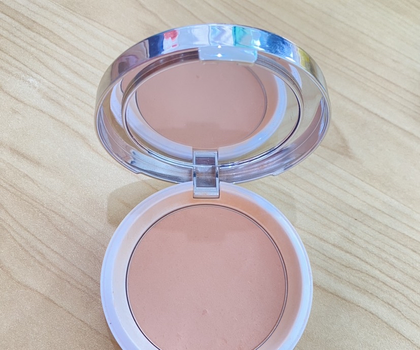 Compact Powder - Light Beige imgfdn-68606d59-4ba2-46a2-89e7-30a65179c93b
