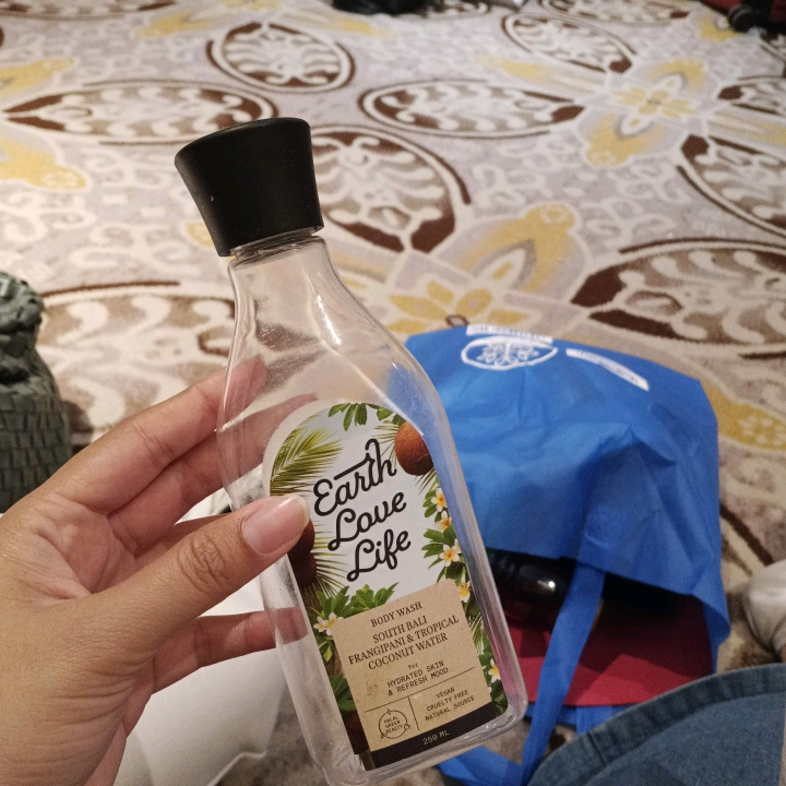 Body Wash - South Bali Frangipani & Tropical Coconut Water imgfdn-c20e28c9-d35c-49ee-b200-e1ae42b68ebb