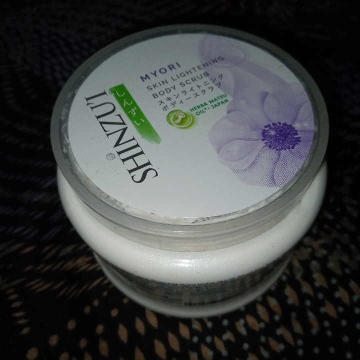 Skin Lightening Body Scrub - Myori imgfdn-d3424894-dd49-4f93-b0d9-02510661a64a