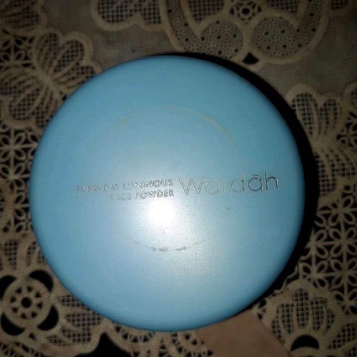 Everyday Luminous Face Powder - 01 Light Beige imgfdn-705b3d7e-3621-41d2-89f6-c52026e8d419