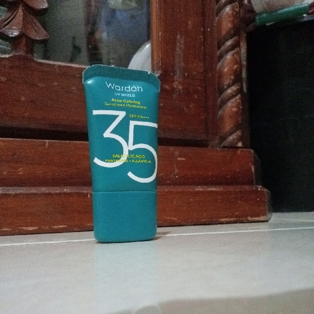 UV Shield Acne Calming Sunscreen Moisturizer SPF 35 PA+++ imgfdn-ec0b3130-8398-4cc1-8cb0-0c14b29aa199