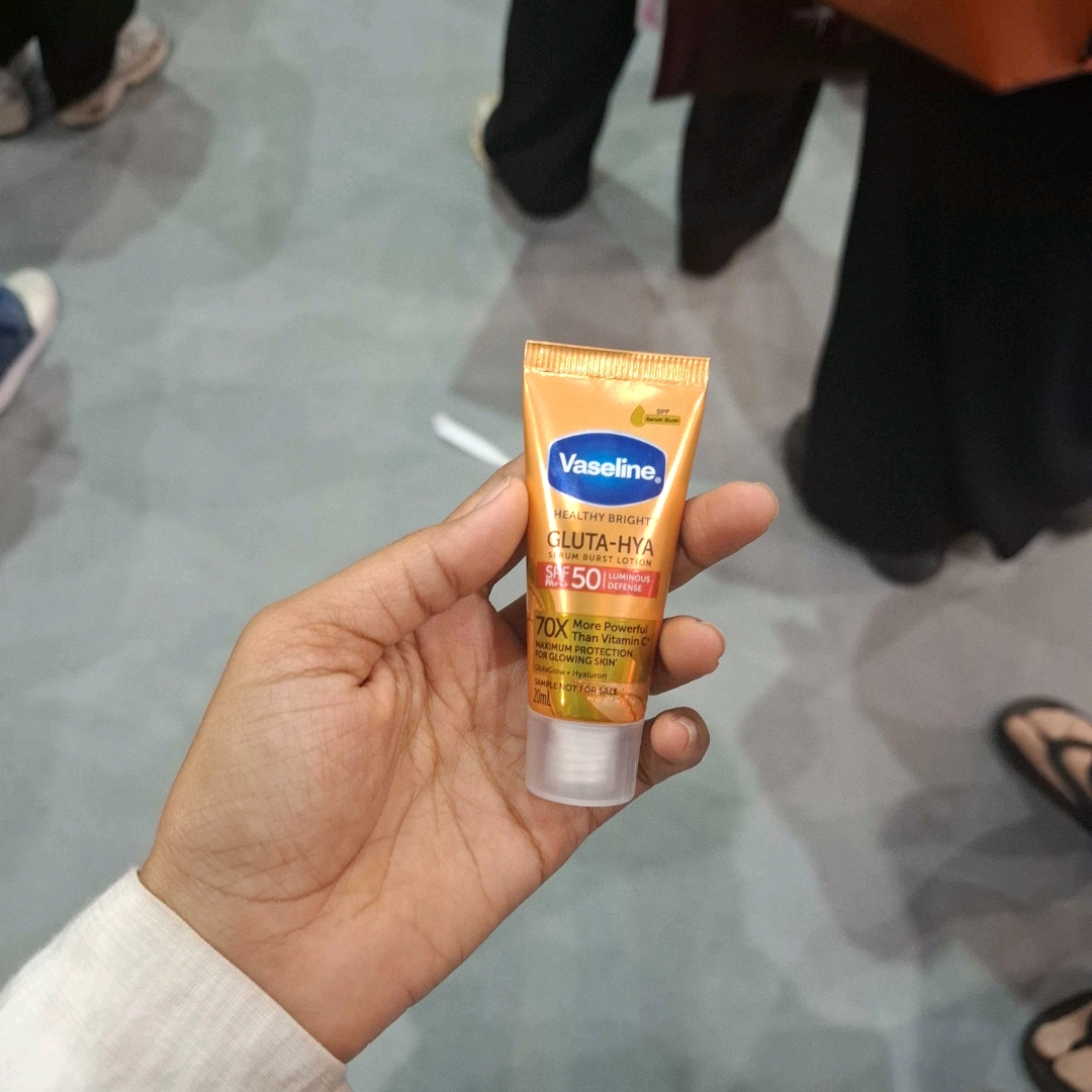 Healthy Bright Gluta-Hya Serum Burst Lotion - SPF 50 PA+++ Luminous Defense imgfdn-7817f7c4-eed9-4b9f-a3a6-ae0c35c32f23