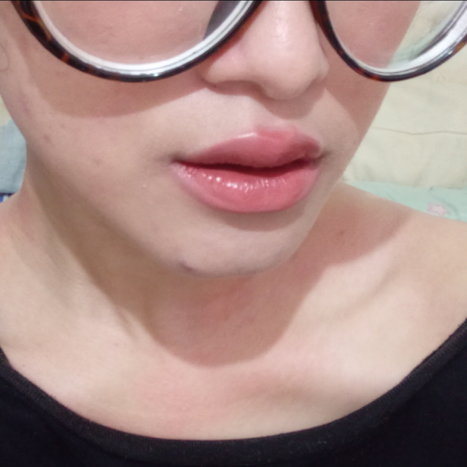 Glasting Liquid Lip - 15 Blossom Veil imgfdn-b0f649c9-d210-49d4-b72a-1422ac0fc9cc