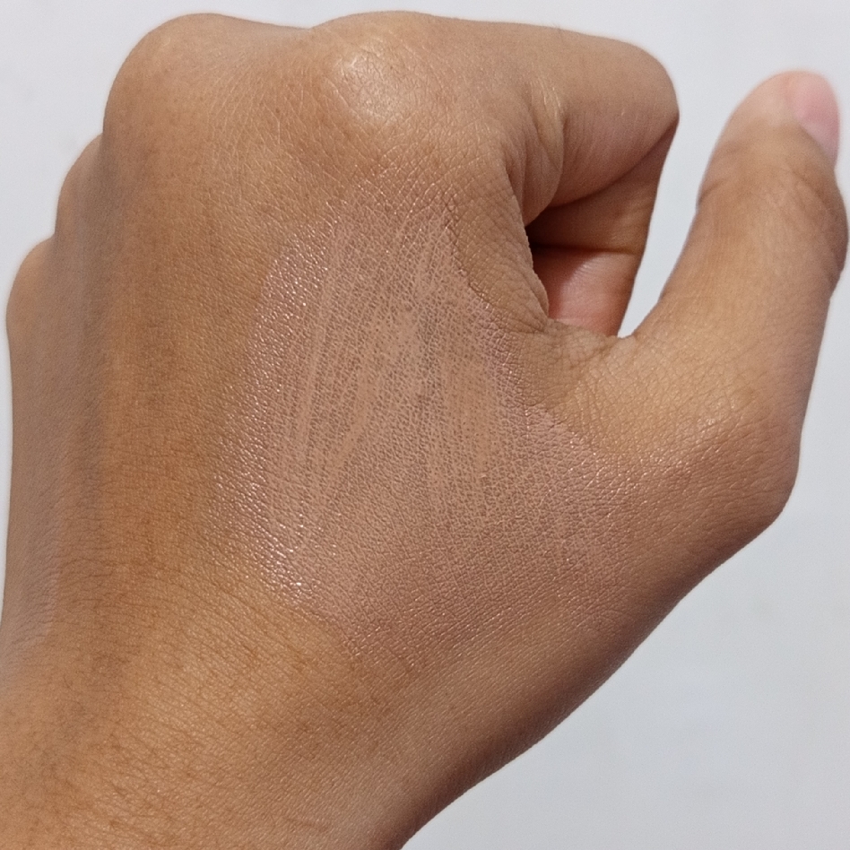 UV Fresh Look Tinted C SPF50 - Sand imgfdn-848b3363-6d0d-4235-98d9-7316b1354b0a