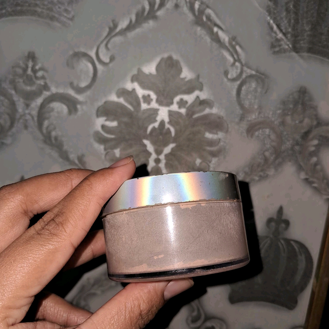 Delicate Translucent Face Powder With Moisturizer - Medium imgfdn-61ba1da5-f9b6-460a-9039-c0b044a7aec6