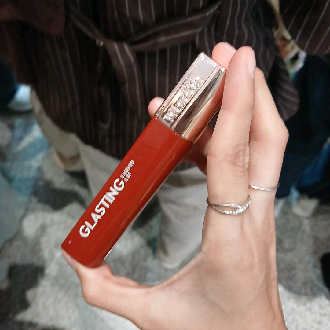 Glasting Liquid Lip - 06 Ruby Sparks imgfdn-3580388a-07e4-4437-b3fe-6c87db545177