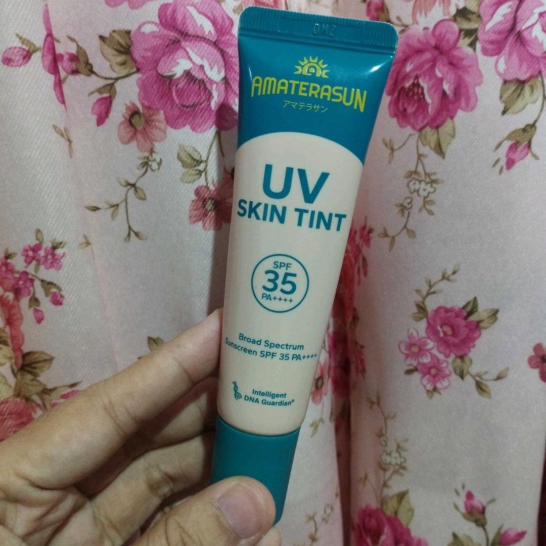 UV Skin Tint SPF 35 PA++++ - Light imgfdn-5a7837f6-7ef0-4770-8c23-ccc46d81d7c0