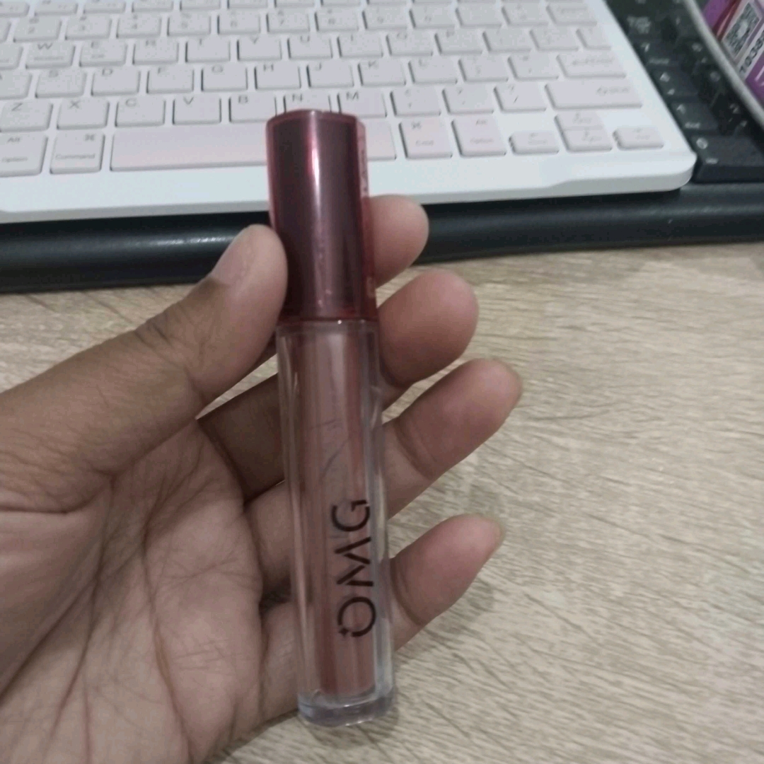 Oh My Glam Mattelast Lip Cream - 24 Berry  imgfdn-c61212d2-5536-4205-8ebe-254b017a6ef2
