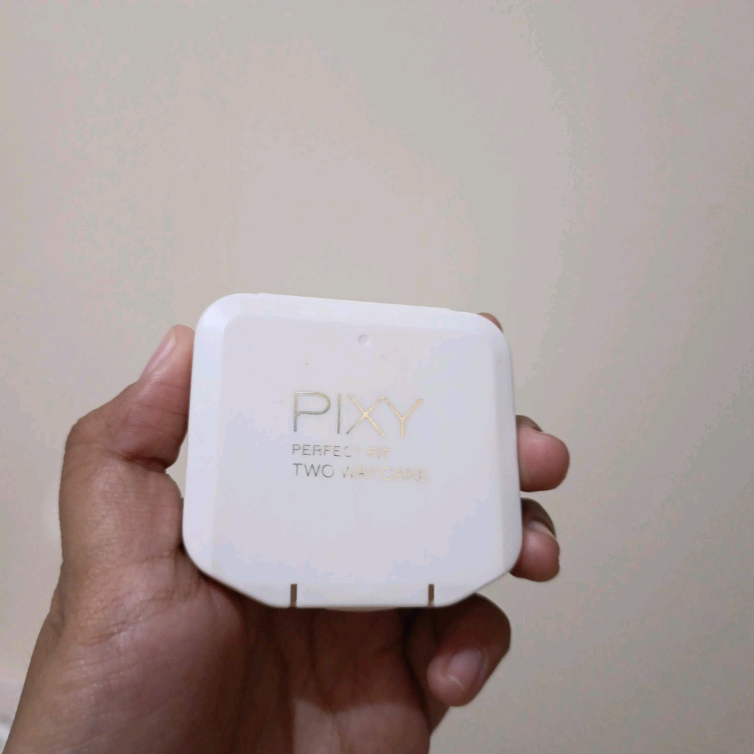 UV Whitening Two Way Cake Perfect Fit - Ivory imgfdn-9f0d91e8-0d36-4aa1-b28f-499cd62b6b52