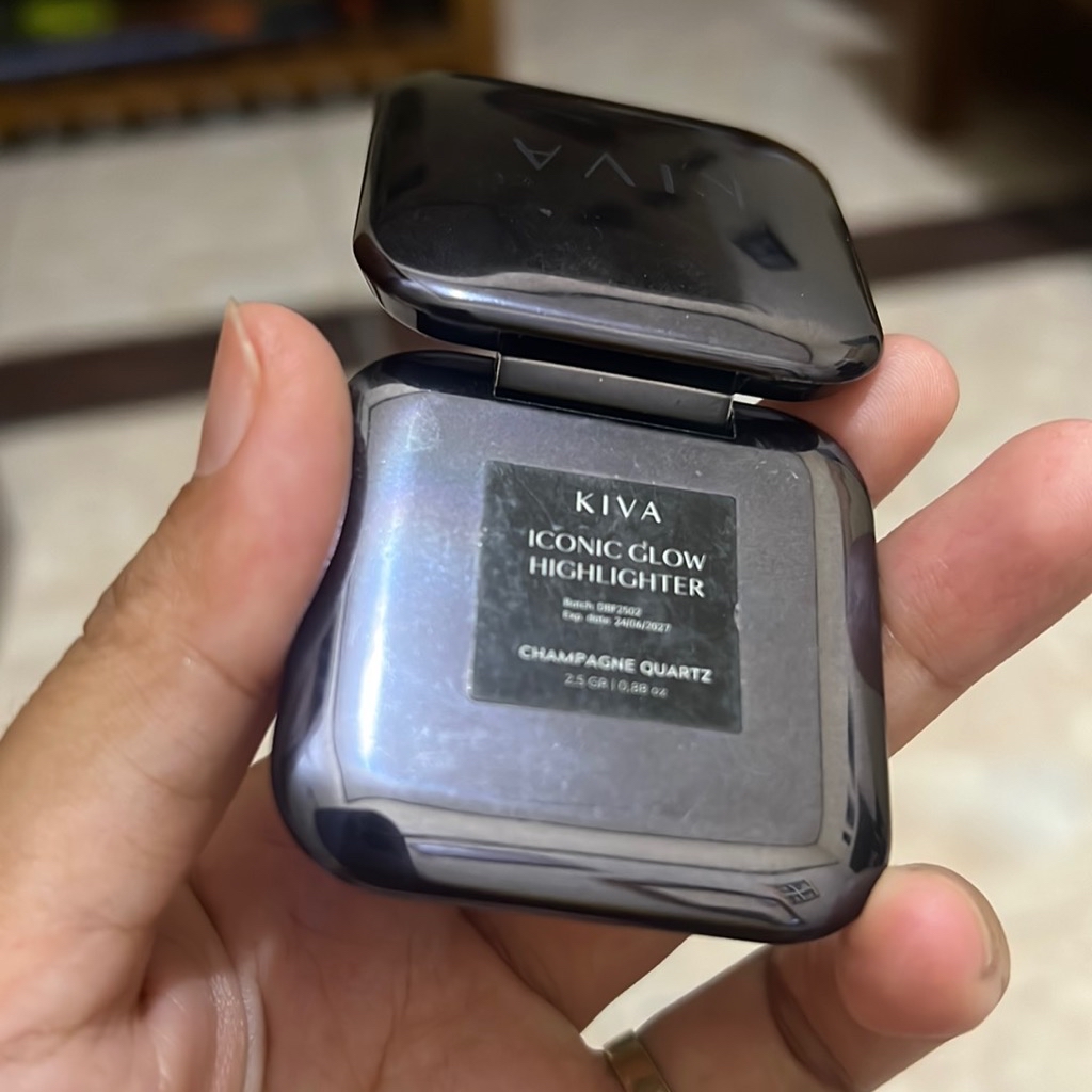 Iconic Glow Highlighter - Champagne Quartz imgfdn-a4d36146-8017-4c6b-a95f-c838a6df5e34