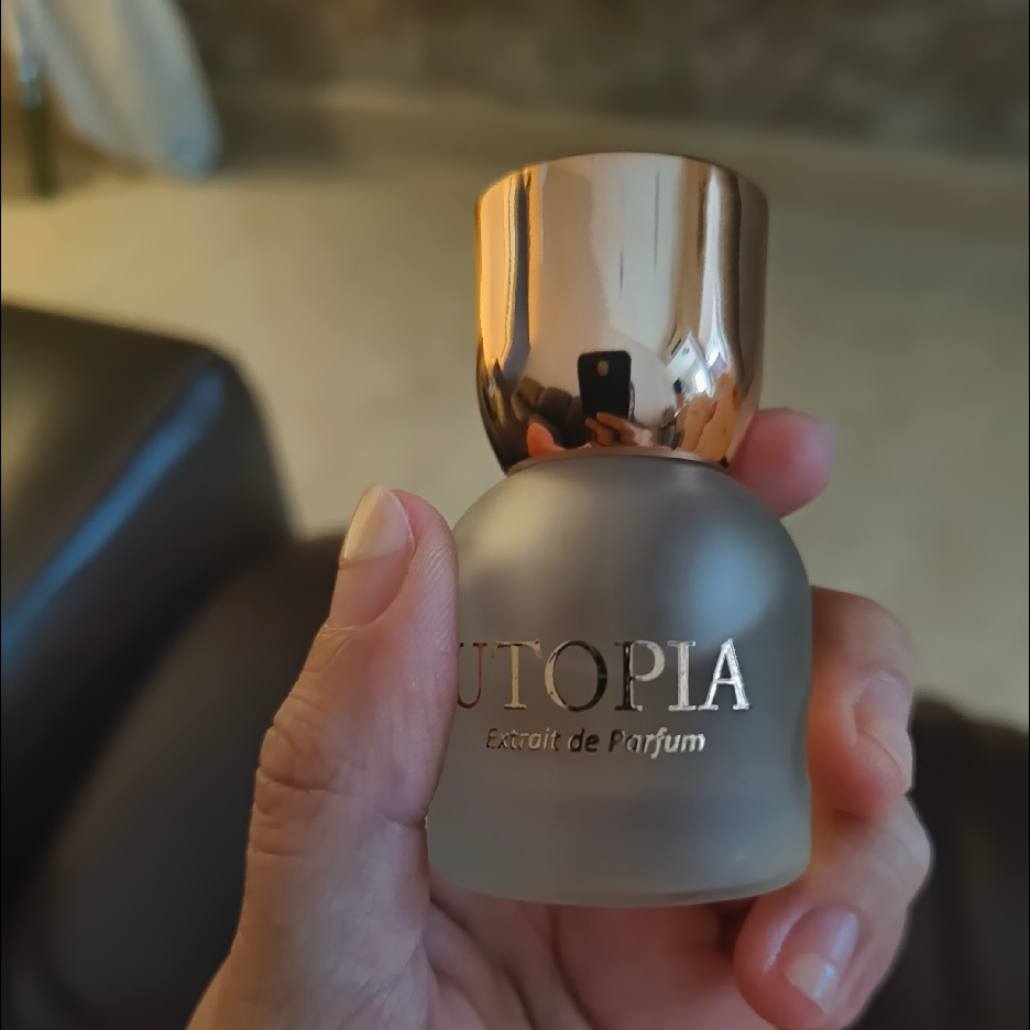 Utopia Extrait De Parfum imgfdn-5ac2f471-33bf-480d-9029-2e6d65a7db58