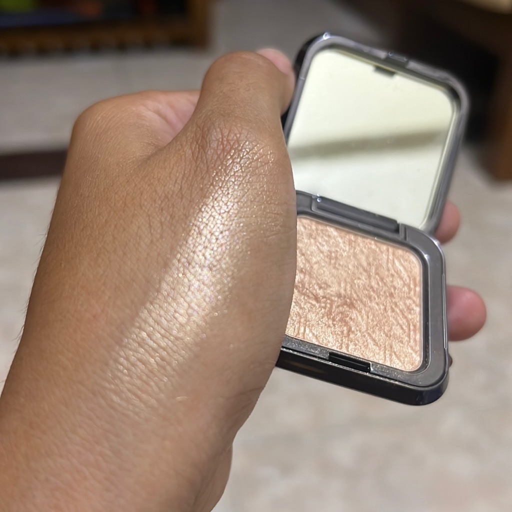 Iconic Glow Highlighter - Champagne Quartz imgfdn-a4efb7fc-4051-4298-a754-93c54815675b