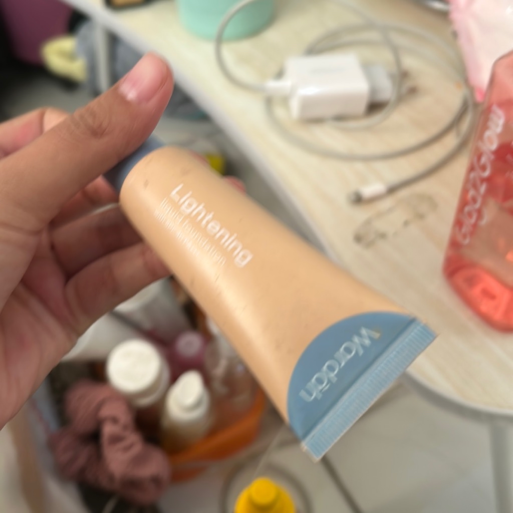Lightening Liquid Foundation - 03 Warm Beige (32W) - Reformulation in October 2023 imgfdn-dd924a64-e0a9-454d-9f19-1568062e2ca4