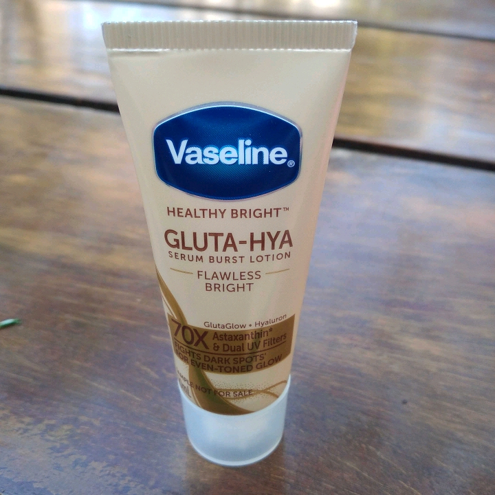 Healthy Bright Gluta-Hya Serum Burst Lotion - SPF 50 PA+++ Luminous Defense imgfdn-f0ac64e1-2461-4bc0-bde6-e17194d3a8c2